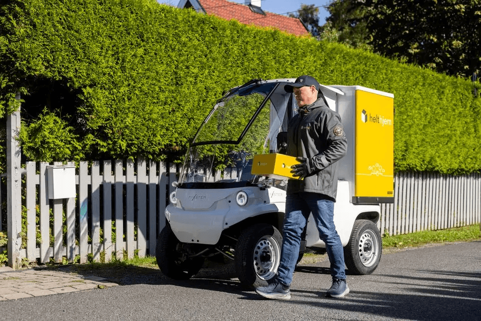 Logistikkbil som henter innsamlede poser